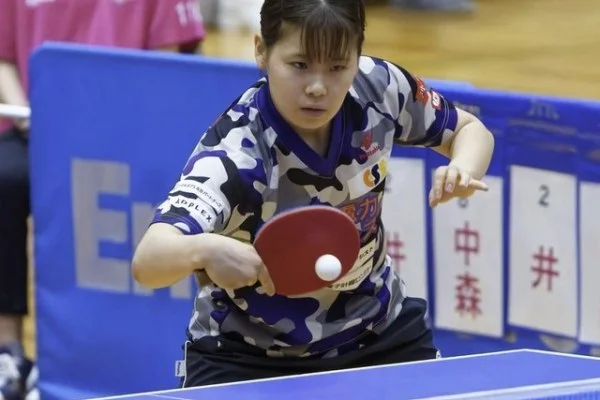 时隔多年杰马尔查洛强势复出首回合击倒对手中量级霸主重返巅峰